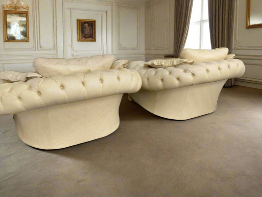 Stunning pair of Italian Chesterfield armchairs, dating back to the 1980s