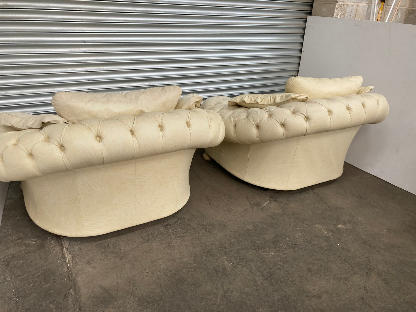 Stunning pair of Italian Chesterfield armchairs, dating back to the 1980s