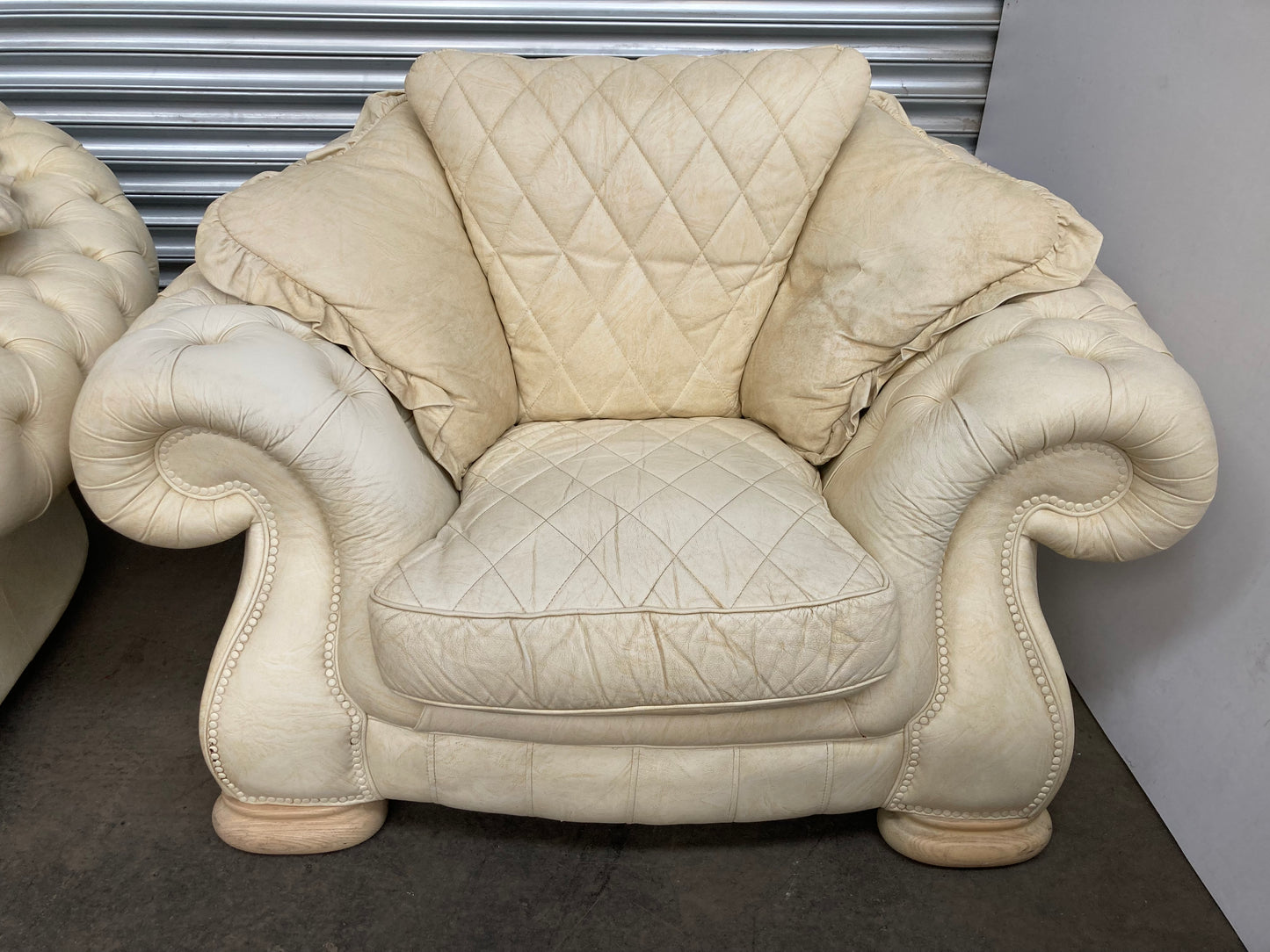 Stunning pair of Italian Chesterfield armchairs, dating back to the 1980s