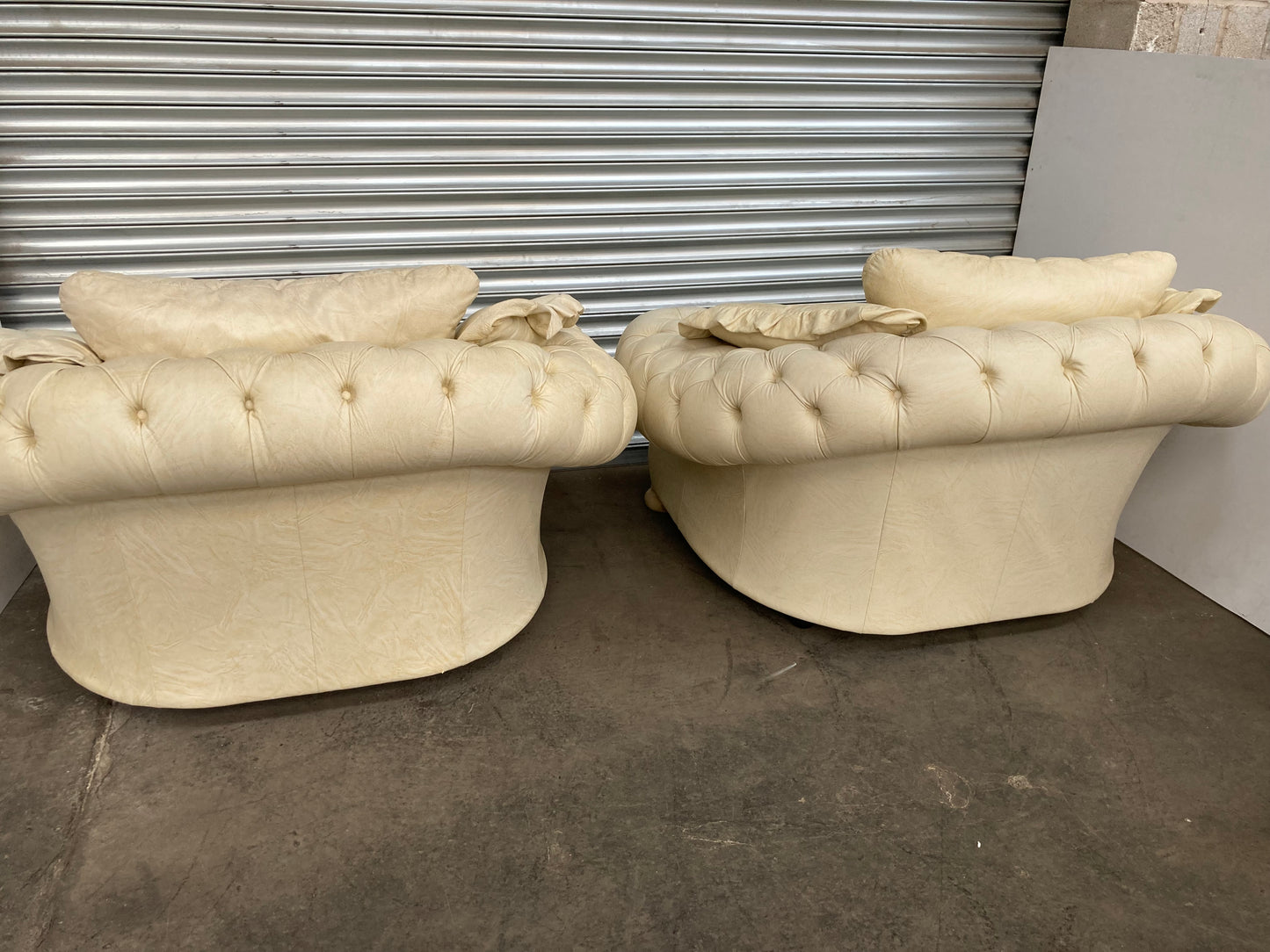 Stunning pair of Italian Chesterfield armchairs, dating back to the 1980s