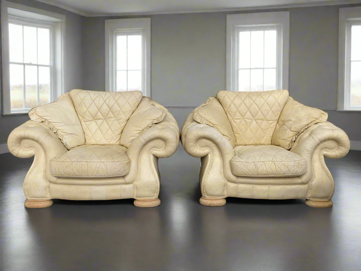 Stunning pair of Italian Chesterfield armchairs, dating back to the 1980s