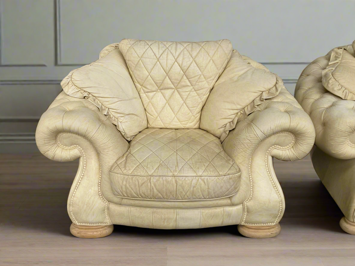 Stunning pair of Italian Chesterfield armchairs, dating back to the 1980s
