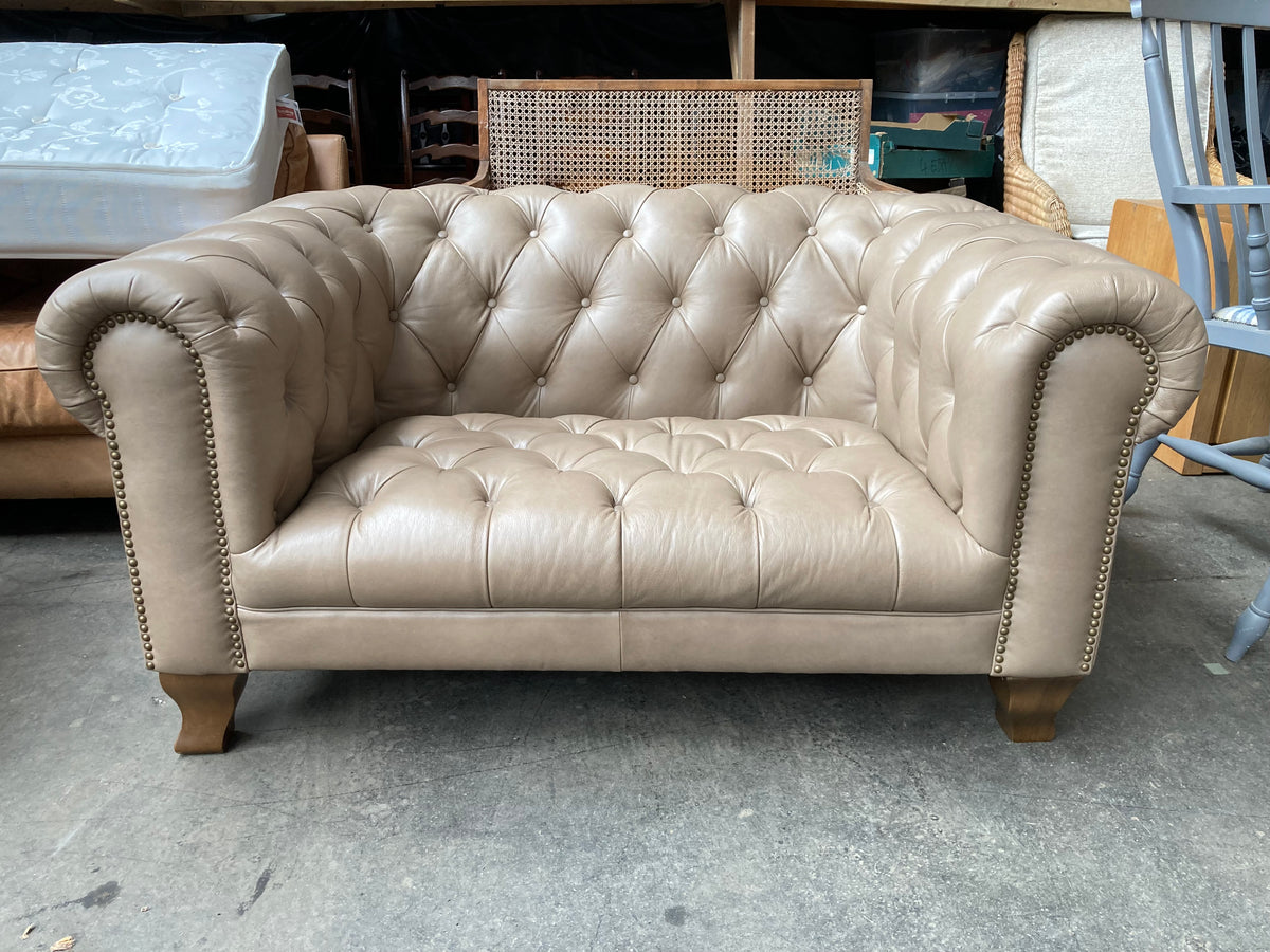 Alexander & James Leather 1.5‑Seater Chesterfield Snuggler – Excellent Condition