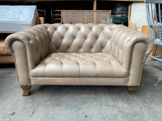 Alexander & James Leather 1.5‑Seater Chesterfield Snuggler – Excellent Condition