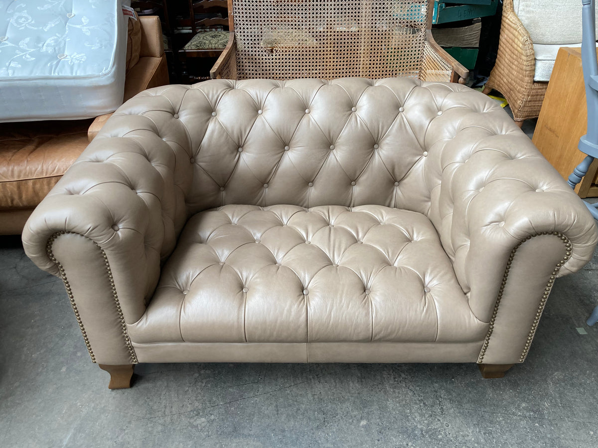 Alexander & James Leather 1.5‑Seater Chesterfield Snuggler – Excellent Condition