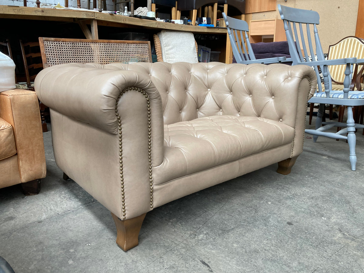 Alexander & James Leather 1.5‑Seater Chesterfield Snuggler – Excellent Condition