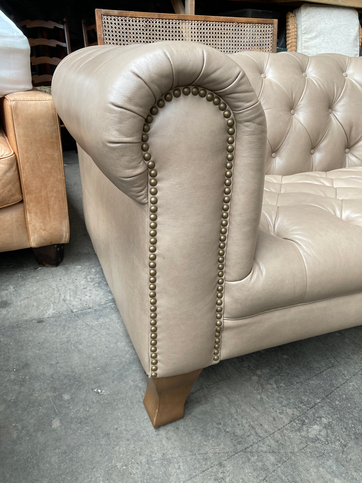 Alexander & James Leather 1.5‑Seater Chesterfield Snuggler – Excellent Condition