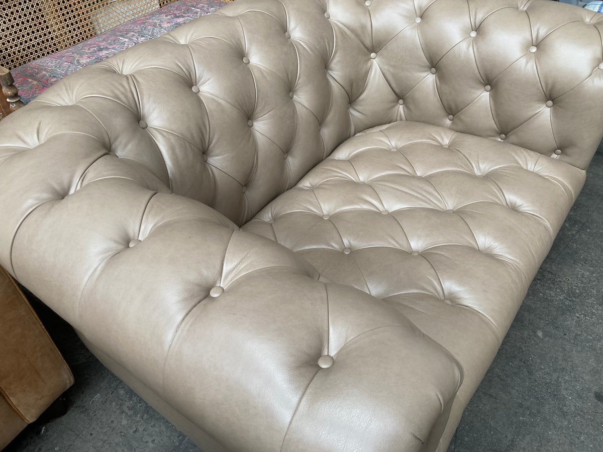 Alexander & James Leather 1.5‑Seater Chesterfield Snuggler – Excellent Condition