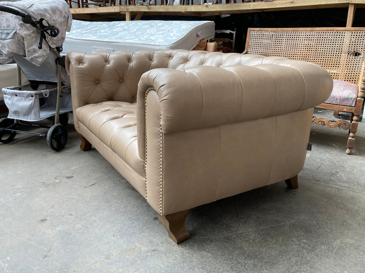 Alexander & James Leather 1.5‑Seater Chesterfield Snuggler – Excellent Condition