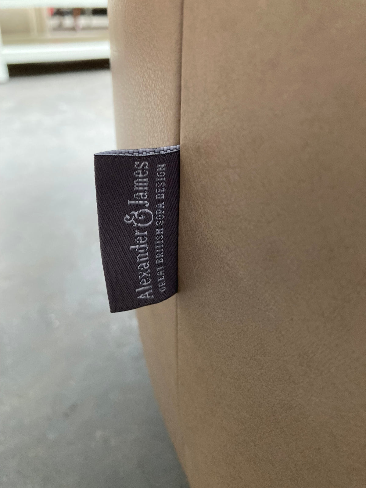 Alexander & James Leather 1.5‑Seater Chesterfield Snuggler – Excellent Condition