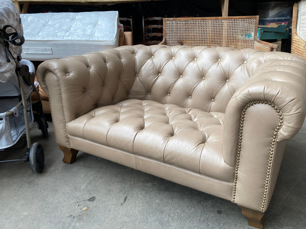 Alexander & James Leather 1.5‑Seater Chesterfield Snuggler – Excellent Condition