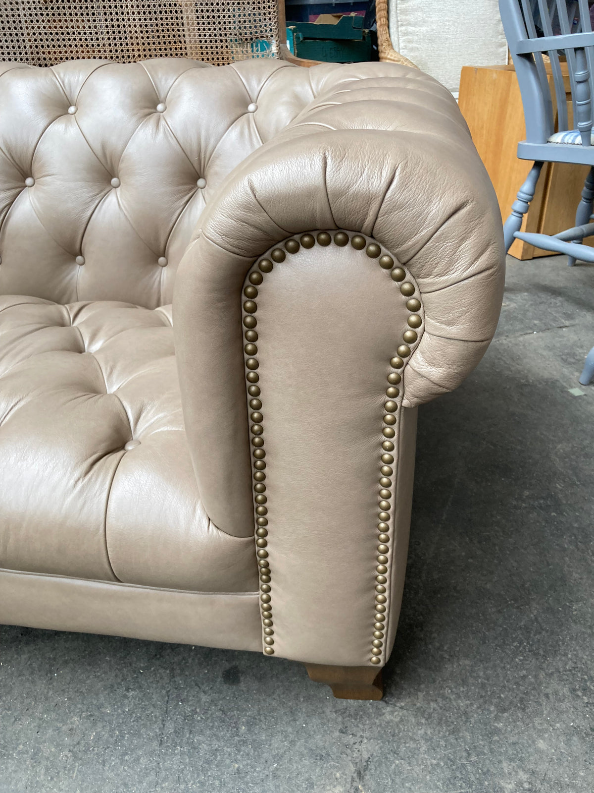Alexander & James Leather 1.5‑Seater Chesterfield Snuggler – Excellent Condition