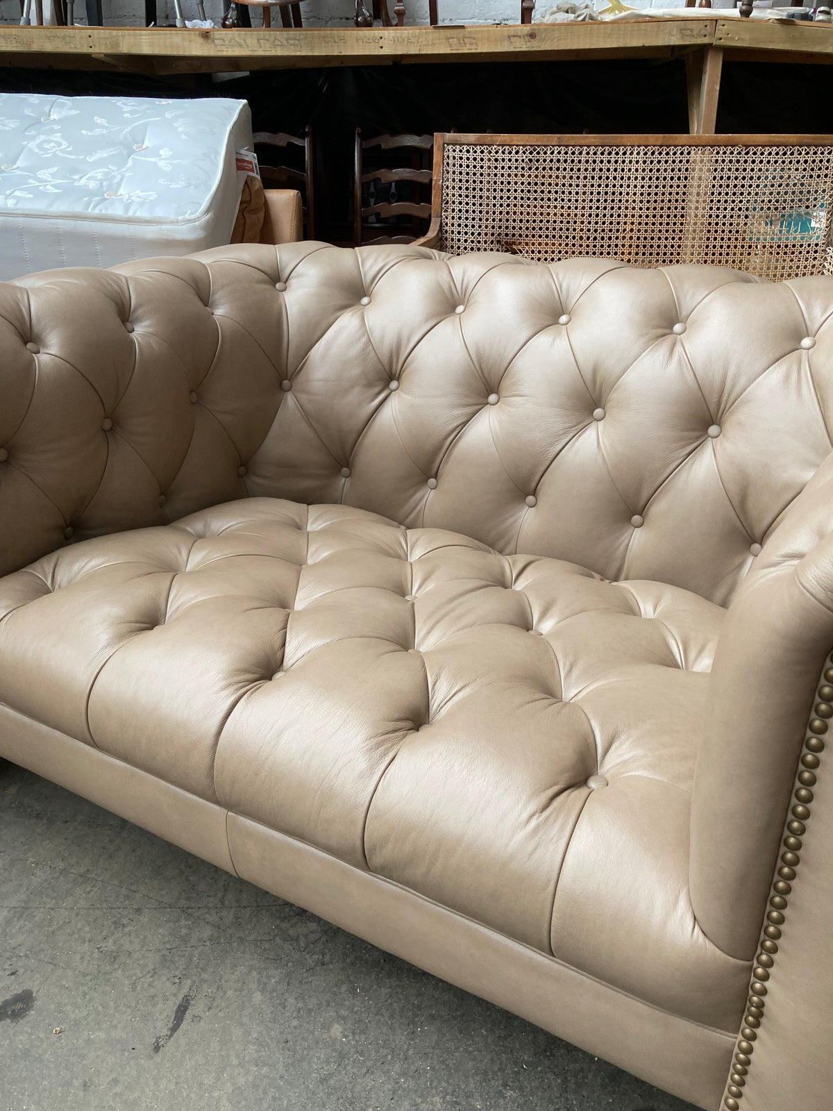 Alexander & James Leather 1.5‑Seater Chesterfield Snuggler – Excellent Condition