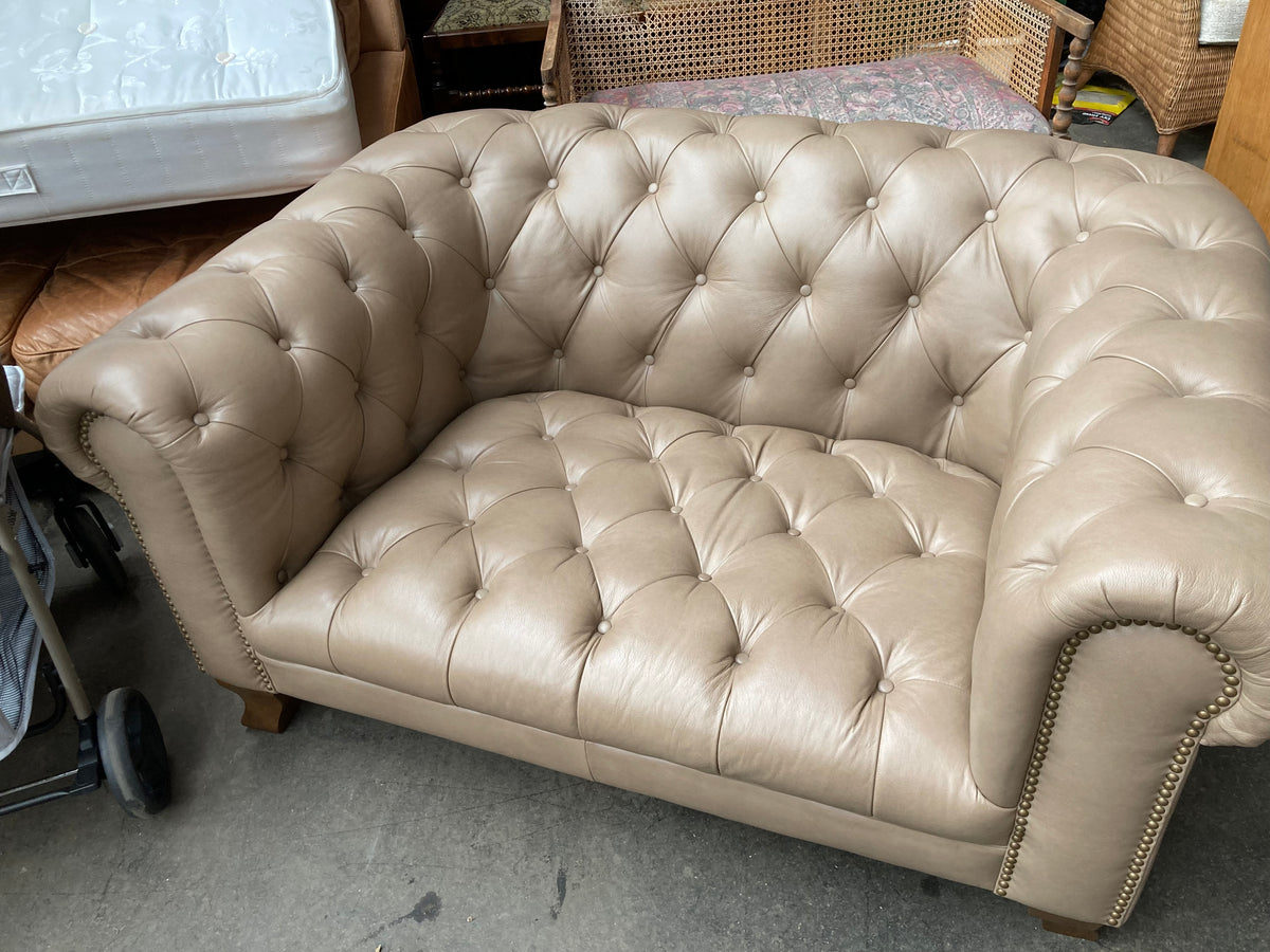 Alexander & James Leather 1.5‑Seater Chesterfield Snuggler – Excellent Condition